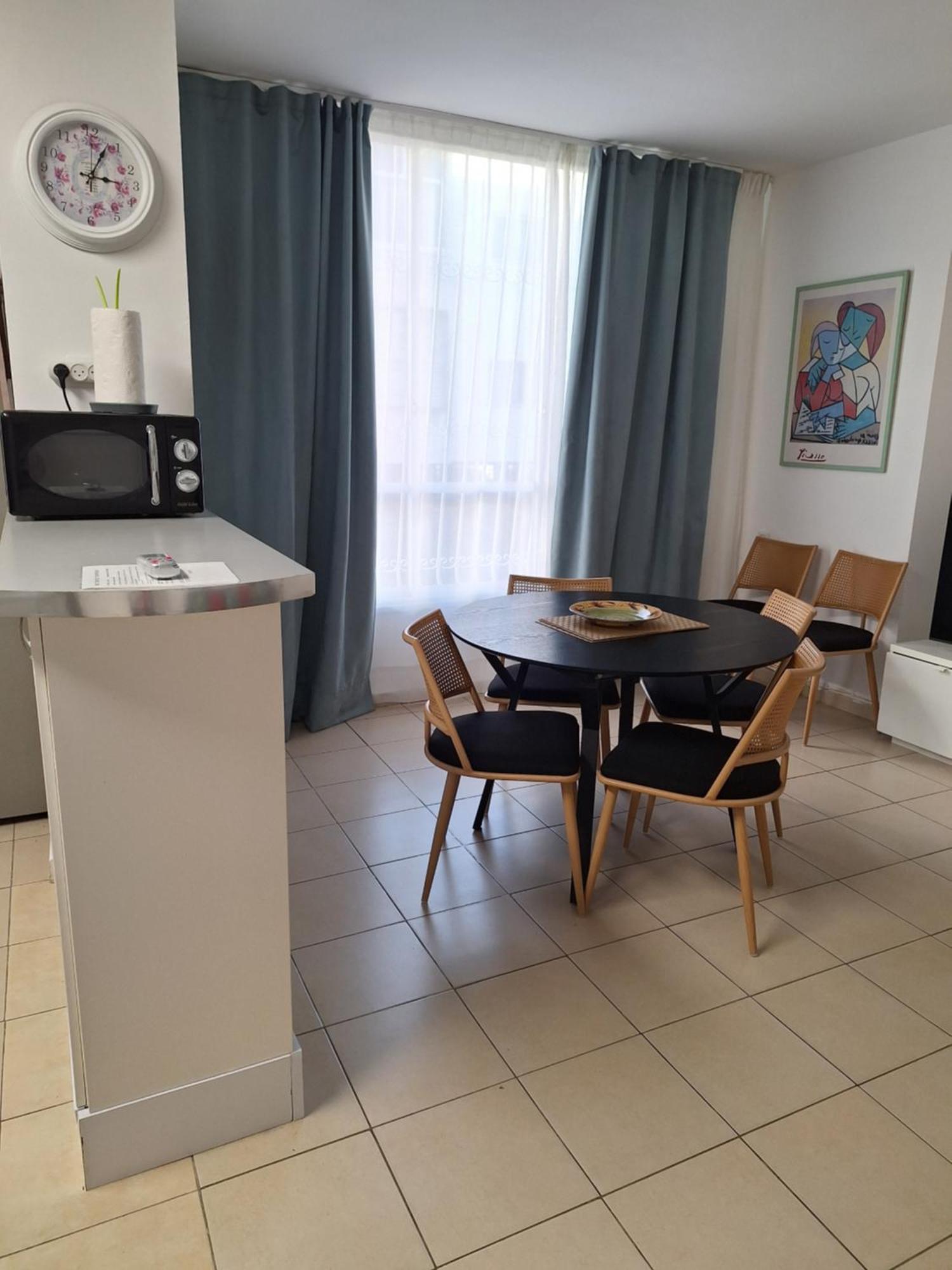 Amazing Apartment For 3 Guests Steps From The Beach Netanya Dış mekan fotoğraf